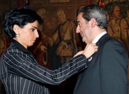 La ministra francesa de Justicia, Rachida Dati, impone al fiscal jefe de la Audiencia Nacional, Javier Zaragoza, las insignias de Caballero de la Legión de Honor.