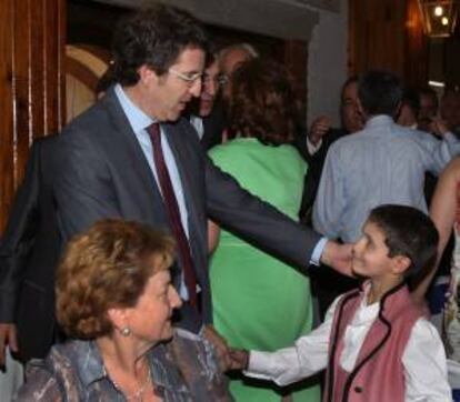 El presidente de la Xunta de Galicia, Alberto Núñez Feijoo (c), saluda a ciudadanos españoles radicados en México, durante un encuentro que sostuvo este domingo con la colectividad gallega en México.