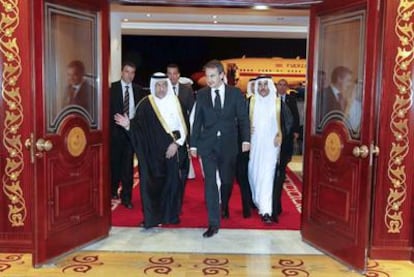 Zapatero, con el embajador de Qatar en España, Nasser Al-Attiyah (derecha), y el jefe de Protocolo del primer ministro qatarí, Dr Al Mulla (izquierda), anoche en Doha.