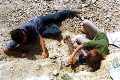 Paleontologists working at the Basturs site.