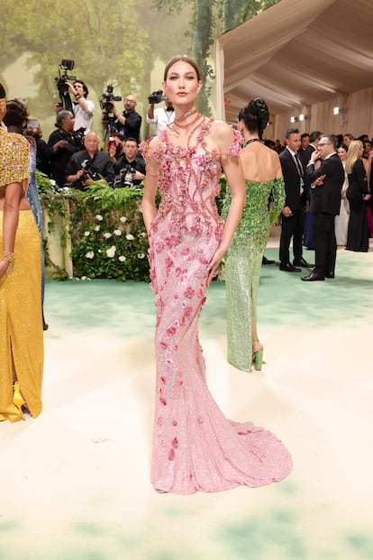 La modelo Karlie Kloss, con un vestido rosa de Swarovski con flores hechas con cristal.