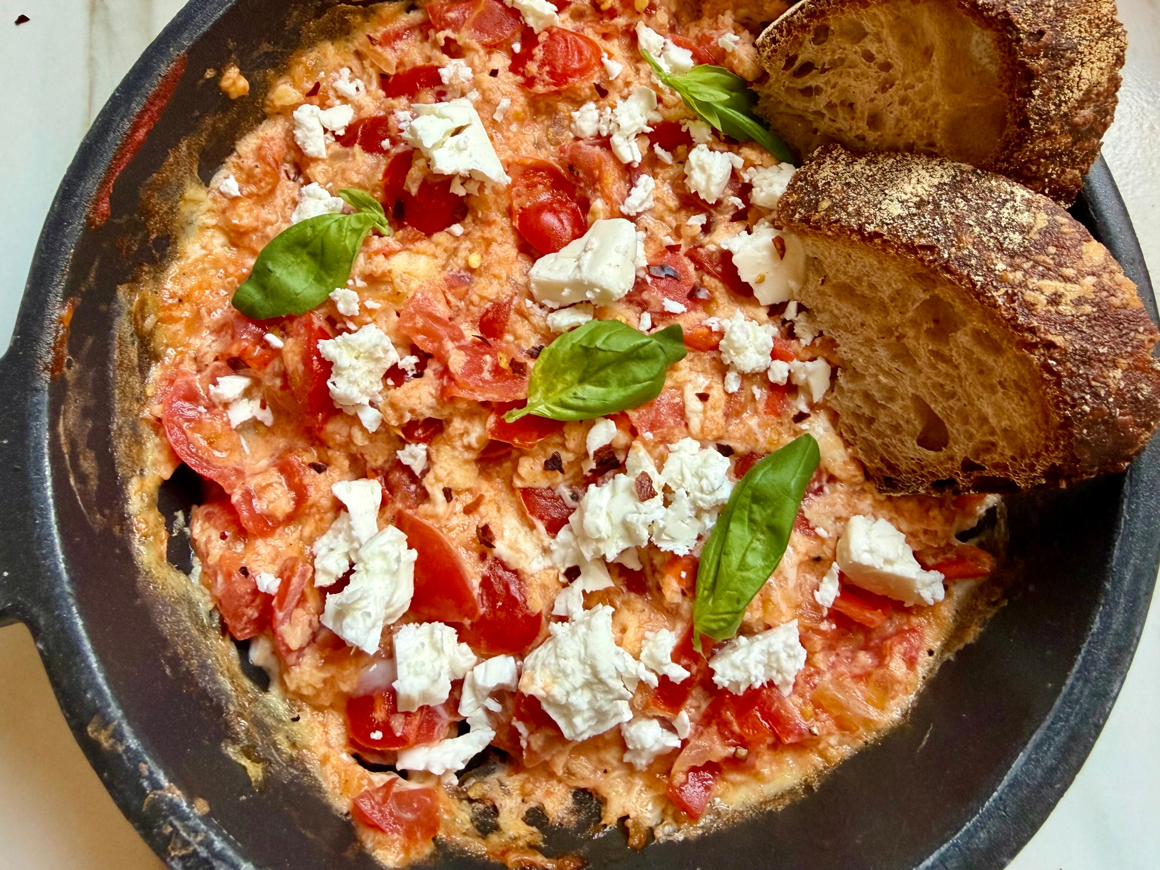 ‘Strapatsada’, la receta griega de huevos con tomate y feta