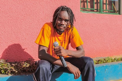 "Soy Gilbert Okot. Bueno, este es mi verdadero nombre", matiza este artista de 24 años. Todos le conocen como 'Scooter', apodo que utiliza también cuando se exhibe en el arte del beatbox. Con el dinero ganado en los espectáculos, ayuda a sus padres y mantiene los estudios de sus hermanos. "La educación es fundamental. Quiero que puedan seguir hacia adelante", explica orgulloso.