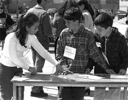 Un grupo de niños participa en una olimpiada matemática celebrada en Sevilla.