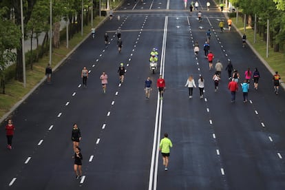 A avenida Paseo de la Castellana, em Madri, transformada em área exclusiva para pedestres durante a fase de retirada das medidas de confinamento pela pandemia. 