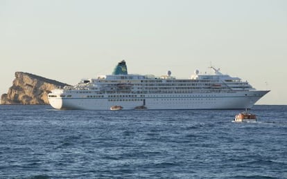 El crucero MS Amadea, primero que llega a la ciudad, fondeado en la bahía de Benidorm mientras desembarca el pasaje en lanchas.