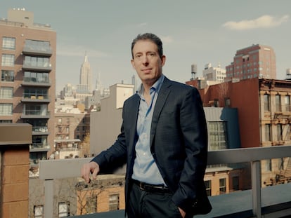 Eric Klinenberg, fotografiado en la terraza de su vivienda en Manhattan.