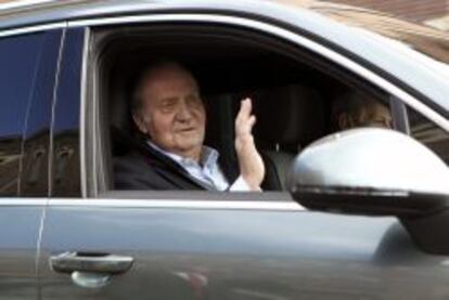 El Rey Juan Carlos saluda a su salida de la clínica La Milagrosa, tras recibir el alta hospitalaria. EFE/Zipi.