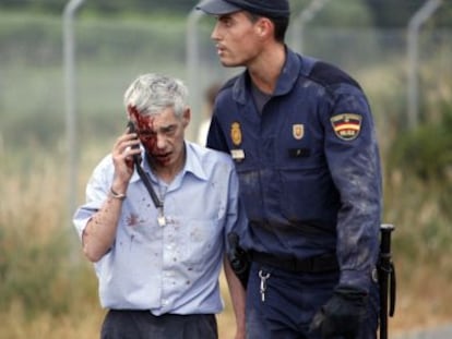 El maquinista, momentos despu&eacute;s del accidente, conducido por un polic&iacute;a.