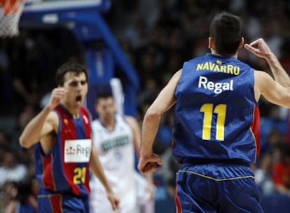 Navarro vuelve hacia su cancha celebrando un enceste.