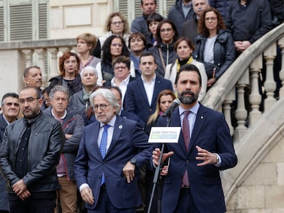 El consejero de Empresa y Trabajo, Roger Torrent, durante la presentación del acuerdo de concertación territorial de las políticas activas de empleo junto a los líderes sindicales, de PIMEC y Foment y las responsables de las asociaciones de municipios.