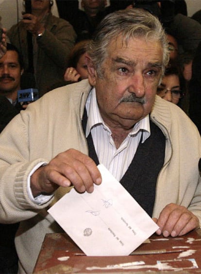 José Mujica, candidato presidencial del Frente Amplio y favorito en las encuestas, vota en Montevideo.