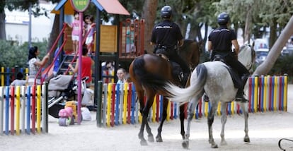 Agentes a caballo patrullan por el parque del Calero, en Ciudad Lineal.