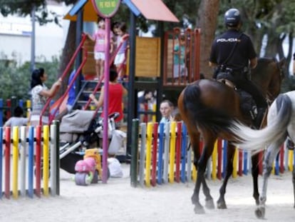 Agentes a caballo patrullan por el parque del Calero, en Ciudad Lineal.