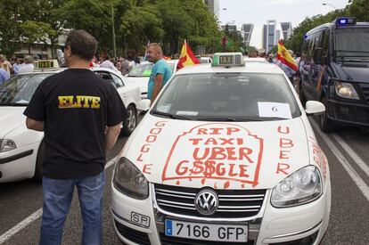 En España, donde los taxistas necesitan una licencia que alcanza elevados precios para poder operar, la llegada de Uber hace nueve meses desató las protestas del sector. En la imagen, una manifestación en Madrid en junio de 2014
