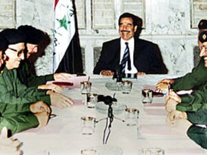 Sadam Husein charla con varios altos oficiales de su Ejército durante una reunión mantenida ayer en Bagdad.