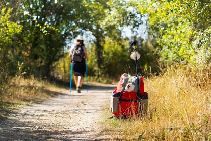 Un peregrino recorre el Camino de Santiago.