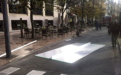 Una de las placas que el viento arroj&oacute; a la plaza del Ayuntamiento de Valencia.