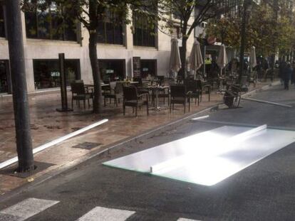 Una de las placas que el viento arrojó a la plaza del Ayuntamiento de Valencia.