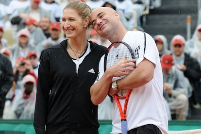 Steffi Graf y Andre Agassi posan durante un partido de exhibición.