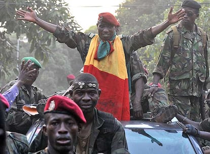 El capitán Moussa Dadis Camara, autoproclamado presidente de Guinea Conakry, saluda durante un recorrido por la capital.