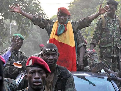 El capitán Moussa Dadis Camara, autoproclamado presidente de Guinea Conakry, saluda durante un recorrido por la capital.