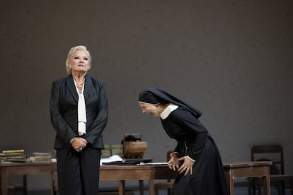 El fatídico encuentro entre Suor Angelica (Asmik Grigorian), que grita desesperada tras conocer la muerte de su hijo, y su impasible tía (Karita Mattila) en el momento culminante de la representación de 'Il Trittico' de Giacomo Puccini.