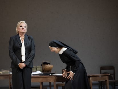 El fatídico encuentro entre Suor Angelica (Asmik Grigorian), que grita desesperada tras conocer la muerte de su hijo, y su impasible tía (Karita Mattila) en el momento culminante de la representación de 'Il Trittico' de Giacomo Puccini.