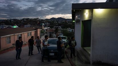 Varios migrantes deportados llegan al refugio San Juan Bosco en Nogales (México), el 25 de junio.