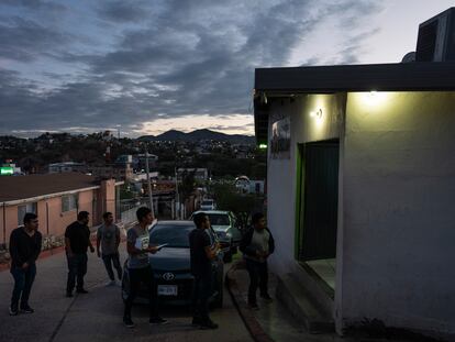 Varios migrantes deportados llegan al refugio San Juan Bosco en Nogales (México), el 25 de junio.