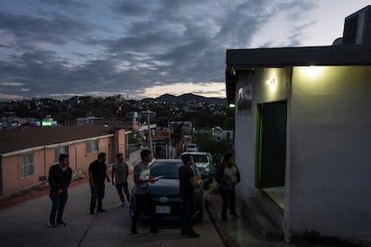 Varios migrantes deportados llegan al refugio San Juan Bosco en Nogales (México), el 25 de junio.