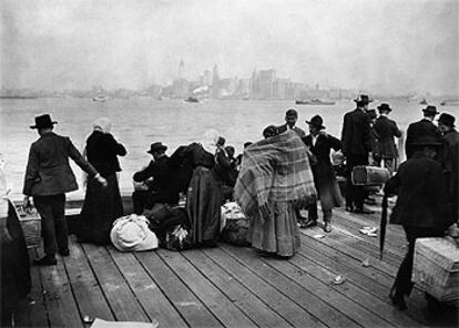 Inmigrantes en la isla Ellis esperan registrarse para poder entrar en Manhattan, en 1920.