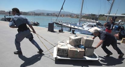 Trabajadores de Aduanas transportan droga incautada en Algeciras.