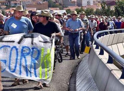 Agricultores y ganaderos marchan en columna por la A-3 a la altura de Utiel, donde ayer cortaron el tráfico para protestar por la crisis del sector.