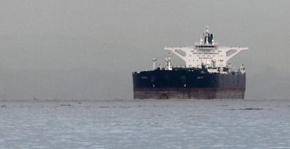 Imagen de archivo de un petrolero maltés que porta crudo iraní en las costas de Singapur.