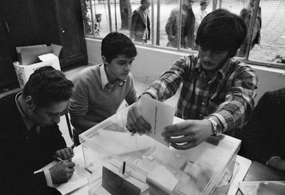 El joven presidente de una mesa introduce el voto en una urna en Madrid. La rebaja en la edad para votar a 18 años (hasta las elecciones del 15 junio de 1977 había sido de 21 años) había tenido lugar mediante el Real Decreto ley del 16 de noviembre de 1978, lo que permitió la incorporación de millón y medio de nuevos votantes. Tras la aprobación de la Constitución, la mayoría de edad de los españoles quedaba establecida en 18 años (artículo 12).