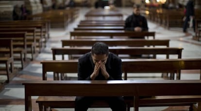 Un sacerdote reza en la iglesia dedicada en Roma a San Ignacio de Loyola, el fundador de la Coma&ntilde;&iacute;a de Jes&uacute;s.