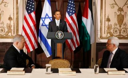 El primer ministro israelí, Benjamín Netanyahu, el presidente de EE UU, Barack Obama y el presidente palestino, Mahmud Abbas, durante el encuentro trilateral celebrado en Nueva York en 2009, con el que no fue posible reabrir el diálogo en Oriente Próximo.