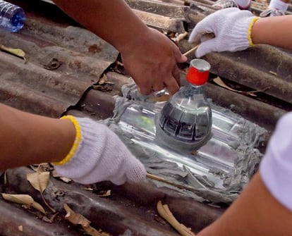 Solo se necesita una botella de plástico rellena de agua con un poco de lejía.