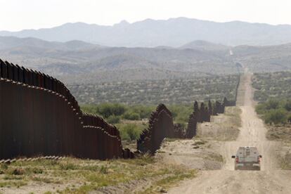 Un vehículo de la 'Border Patrol', junto a la valla fronteriza en Nogales.