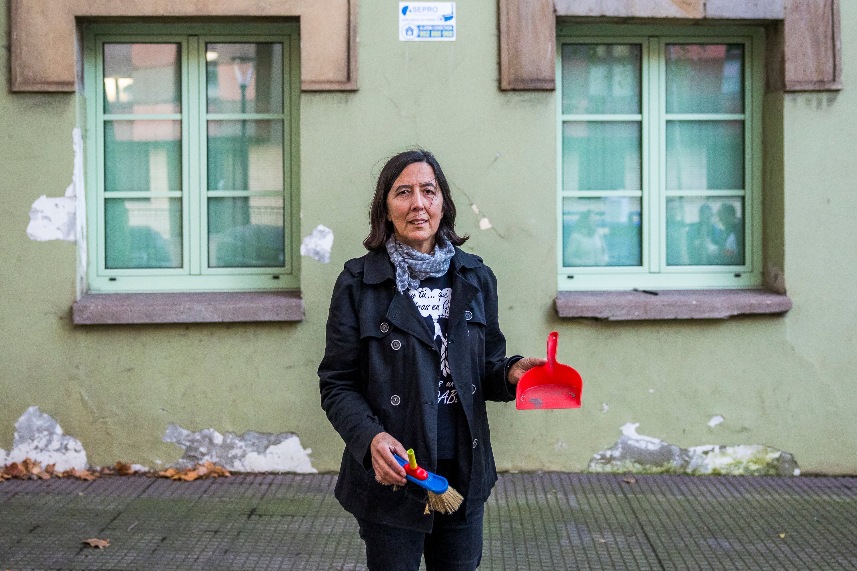 Pilar Hevia, miembro de la Plataforma contra la contaminación de Xixón,  recoge polvo negro de la ventana de un colegio de Gijón oeste. 