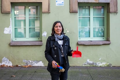 Inés Prada, miembro de la Plataforma contra la contaminación de Xixón,  recoge polvo negro de la ventana de un colegio de Gijón oeste. 