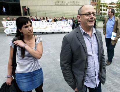 El alcalde de San Sebastián, Juan Karlos Izagirre, a su llegada a los juzgados de la capital guipuzcoana para asistir a la vista de conciliación por la denuncia por injurias que interpuso el PP.