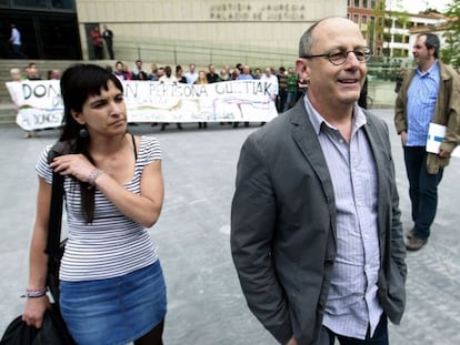 El alcalde de San Sebastián, Juan Karlos Izagirre, a su llegada a los juzgados de la capital guipuzcoana para asistir a la vista de conciliación por la denuncia por injurias que interpuso el PP.
