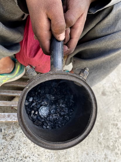 Faram es uno de los llamados “niños del incienso”. Trabaja en las calles de Kabul bendiciendo coches. Remueve la olla de hojalata hasta que arde la hierba. Según antiguas creencias, tras rodear tres veces un auto con su humo, ahuyenta los malos espíritus y los protege de accidentes.