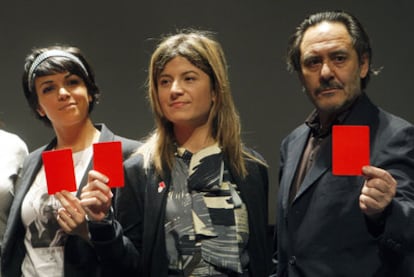 La ministra Aído (centro), la cantante Raquel del Rosario y el actor Santiago Ramos, en la presentación de una campaña contra el maltrato.