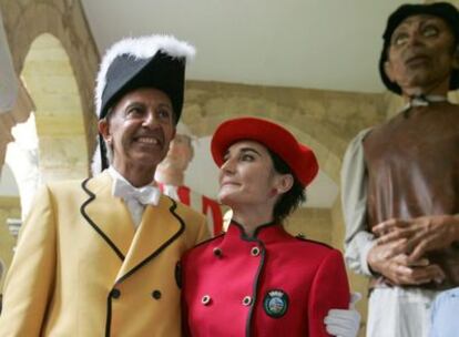 El Ayuntamiento de Bilbao ha presentado hoy a Joseba Solozabal (izquierda) y Sonia Polo (derecha), pregonero y 'txupinera' respectivamente de las Fiestas de Bilbao