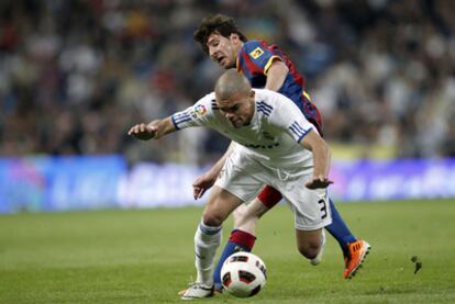 Pepe protege el balón ante Messi.