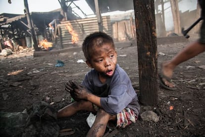 Las condiciones de vida en New Smokey Mountain eran extremas para los niños que vivían entre los hornos. Su día a día discurría entre el trabajo y el descanso, siempre rodeados del humo que provenía de los hornos quemando la madera. Este humo era especialmente tóxico en la última fase de la quema, cuando se volvía de un color marrón que indicaba que el proceso, prácticamente, había terminado. Las enfermedades respiratorias como la neumonía o el asma eran la mayor causa de mortalidad allí, pero otras enfermedades como la hepatitis A, la tuberculosis o diferentes dolencias cutáneas eran comunes entre la población infantil.