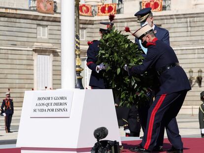 Felipe VI deposita una corona de flores en honor a los caídos por la patria, tras la interpretación del himno 'La muerte no es el final', compuesta por el cura Cesáreo Gabaráin, acusado de pederastia